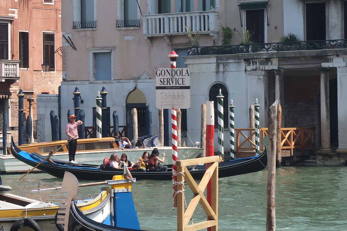 reasons to visit venice gondola