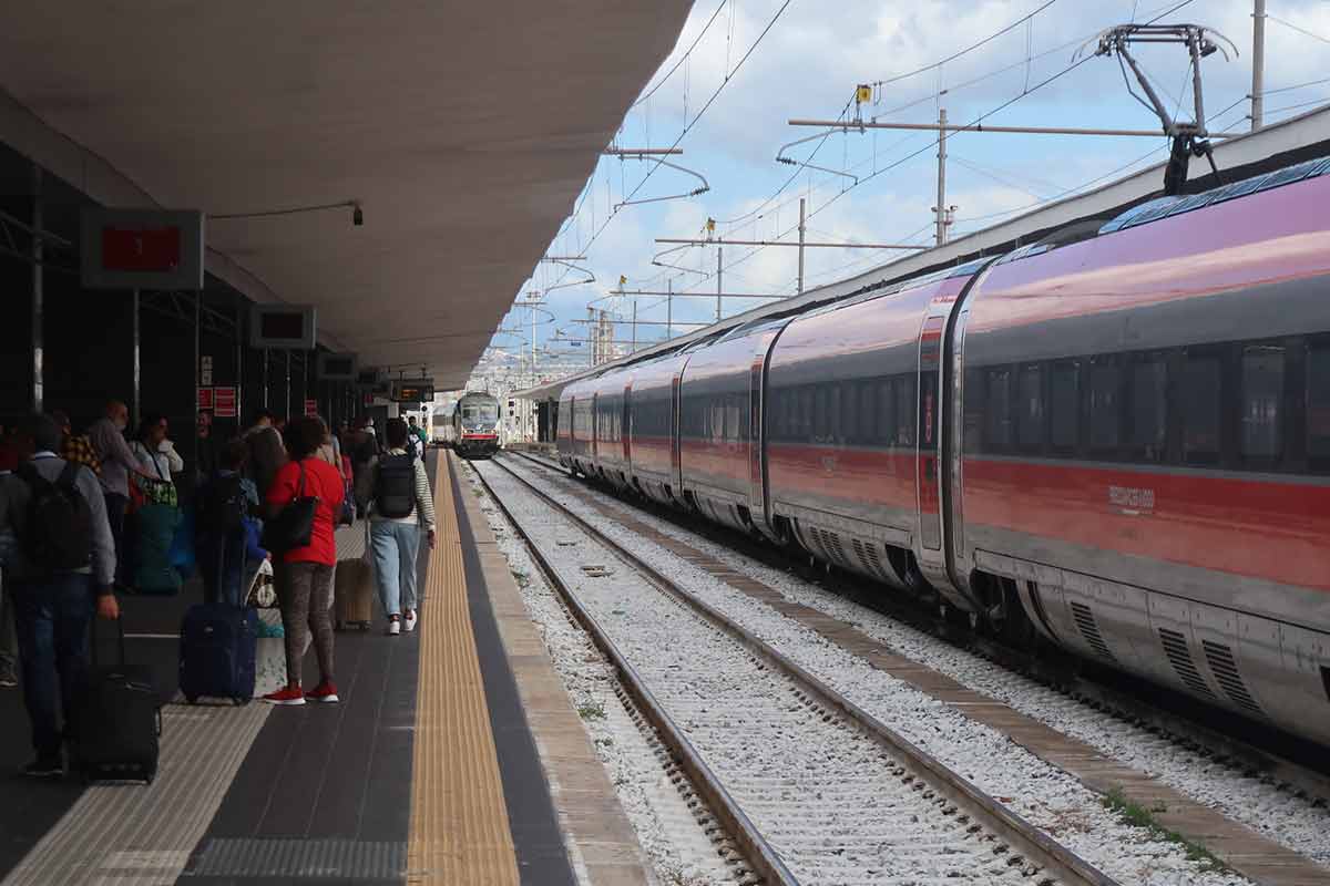 naples train station italy