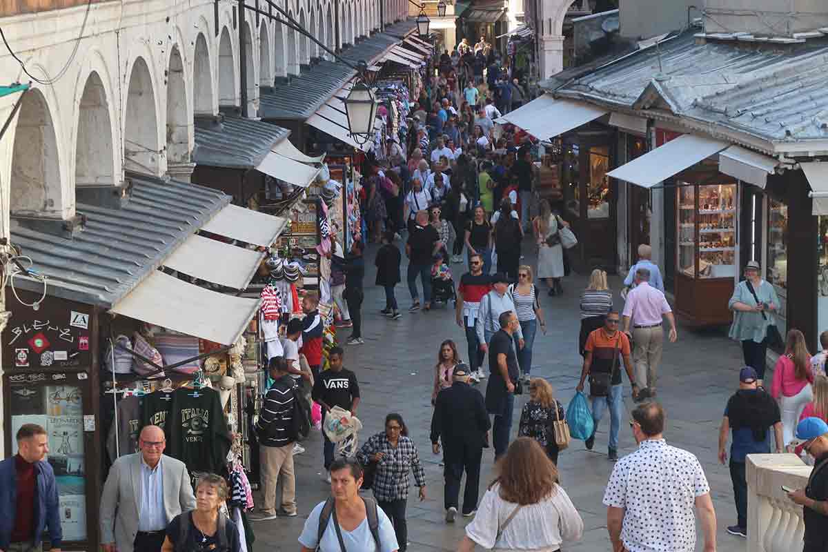 rialto bridge markets venice