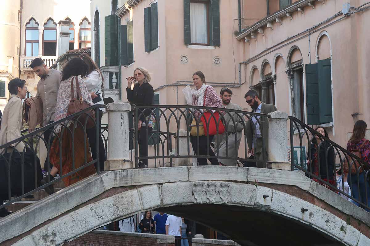locals tourists on bridge in venice